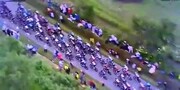 تصادف شدید دوچرخه‌سواران در رقابت‌های توردوفرانس به دلیل برخورد عجیب تماشاگر با یک دوچرخه سوار / فیلم