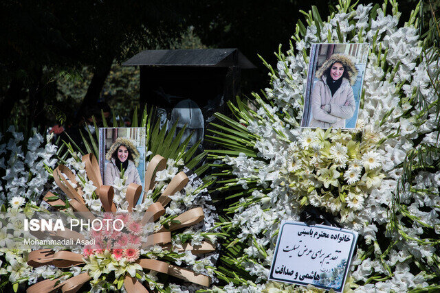 برگزاری مراسم یادبود ریحانه یاسینی در بهشت زهرا / عکس