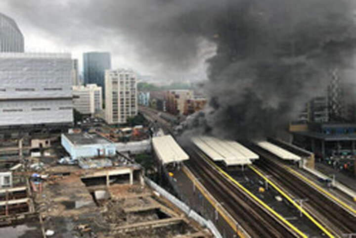 تصاویری از آتش‌سوزی و انفجارهای پیاپی در ایستگاه قطاری در لندن / فیلم