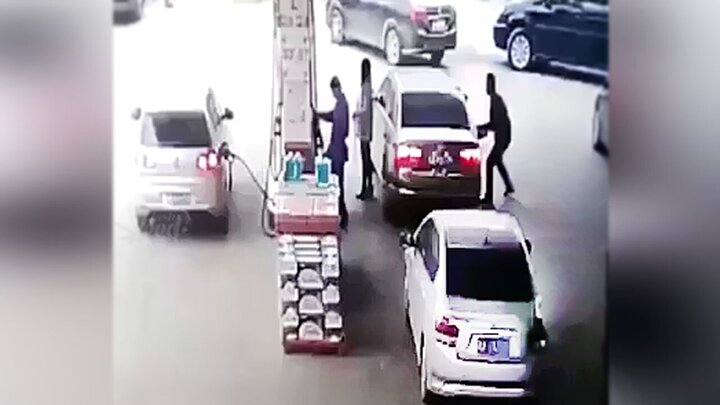 سرقت حرفه‌ای از خودروها در پمپ بنزین! / فیلم