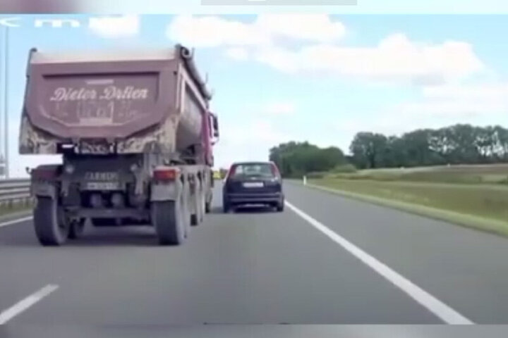 سوخت‌گیری خطرناک و عجیب کامیون در حال حرکت / فیلم