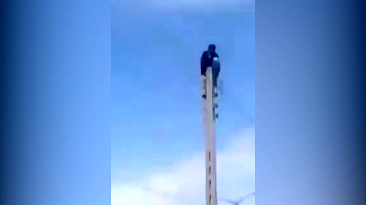 خودکشی دردناک مرد زاهدانی روی تیرچراغ برق / فیلم 