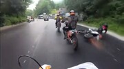 لحظه برخورد وحشتناک موتورسیکلت با اسب در جاده لغزنده / فیلم