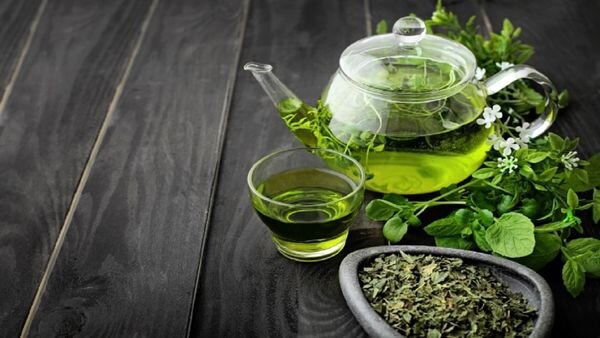 خواص شگفت‌انگیز چای سبز برای بدن؛ از رفع بوی بد دهان تا پیشگیری از سرطان و دیابت
