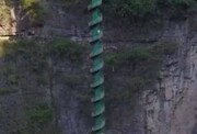 پلکانی عجیب برای بالا رفتن از صخره ٨٨ متری / فیلم