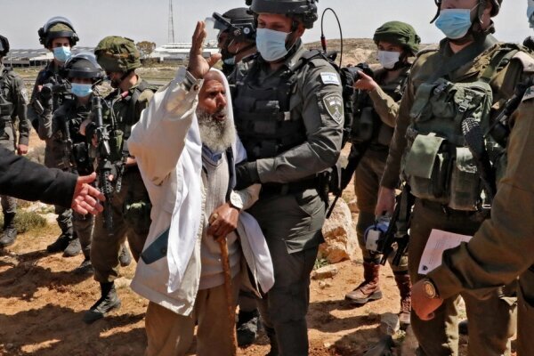 نظامیان صهیونیست به معترضان فلسطینی در کرانه باختری حمله کردند