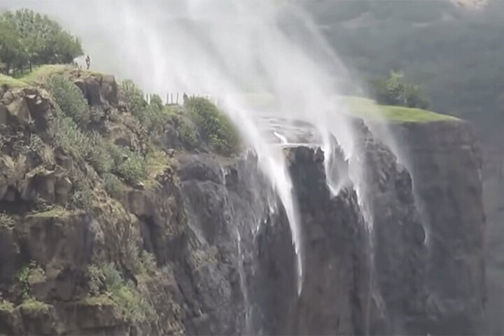 تصاویری از شگفت‌انگیزترین آبشار جهان که آب آن سربالایی می‌رود! / فیلم