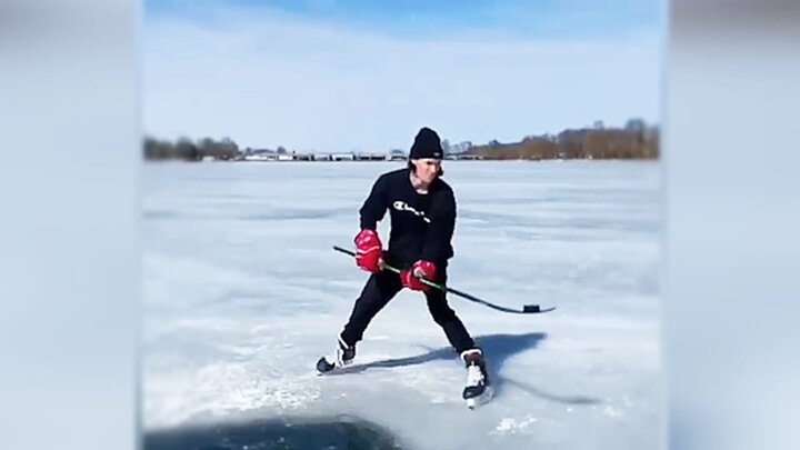 مهارت‌ عجیب یک بازیکن هاکی حرفه‌ای روی یخ / فیلم