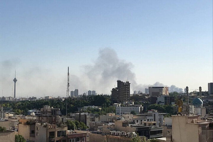 تصاویری از آتش‌سوزی گسترده یک انبار در بزرگراه فتح / فیلم