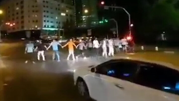 رقص جوانان ایرانی در خیابان ها برای شاد کردن مردم / فیلم