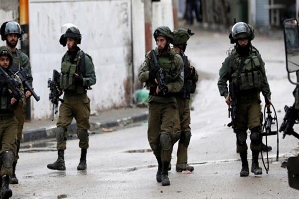 صهیونیست‌ها با حمله به کرانه باختری ۱۱ فلسطینی را دستگیر کردند