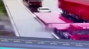 ویدیو دلخراش از له شدن راننده خودرو بین دو کامیون