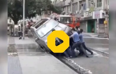 واکنش عجیب مردم چین به خودرویی که سد معبر کرده بود / فیلم