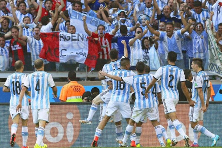 سرود جنجالی آرژانتینی‌ها خطاب به برزیلی‌ها! / فیلم