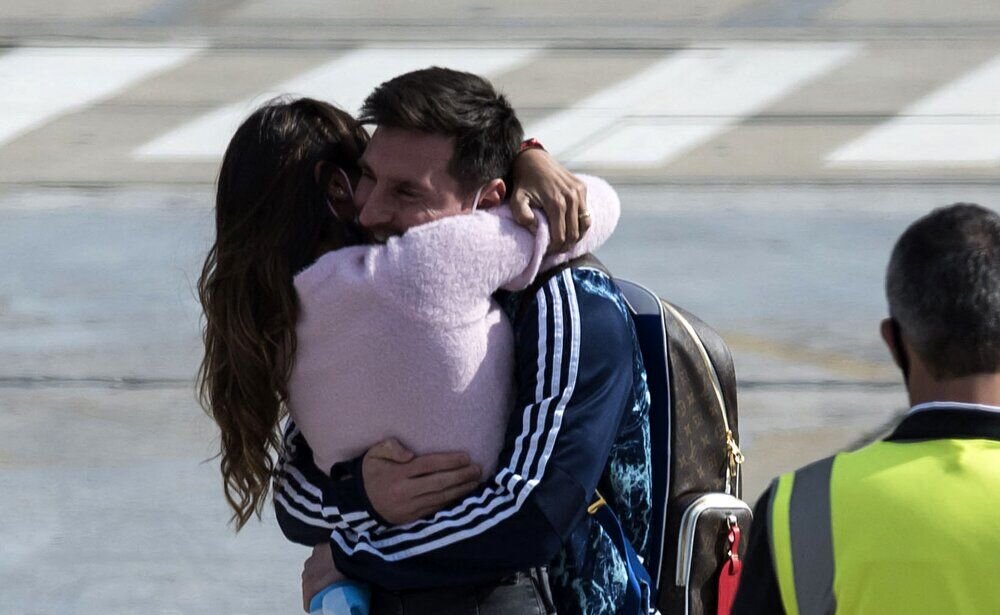 تصویری احساسی از استقبال همسر مسی از اسطوره آرژانتین