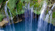 عجیب‌ترین آبشار ایران که دشمن ملخ هاست! / فیلم