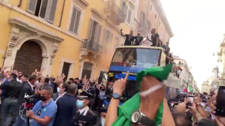 استقبال جالب ایتالیایی‌ها از فوتبالیست‌های کشورشان پس از قهرمانی در یورو ۲۰۲۰ / فیلم
