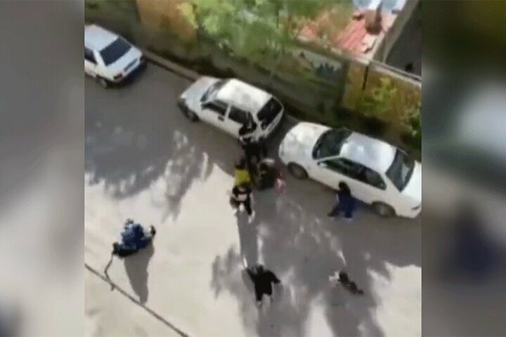 ویدئویی جدید از دعوا و کتک‌کاری چند دختر جوان در خیابان باز هم جنجالی شد / فیلم
