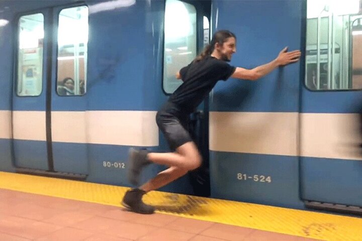 ویدیویی جالب از توقف کامل قطار توسط قوی‌ترین مرد جهان / فیلم