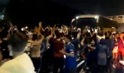 جشن هواداران آبی و استقبال از اتوبوس بازیکنان استقلال پس از برد در دربی / فیلم
