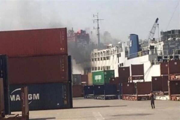  آتش گرفتن یک کشتی در بندر بیروت