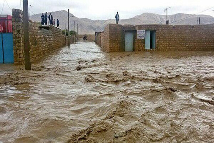 لحظه دلهره‌آور ورود سیلاب به روستایی در کرمان / فیلم