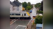 لحظه برخورد وحشتناک قطار با خودرو بر روی ریل راه‌آهن / فیلم