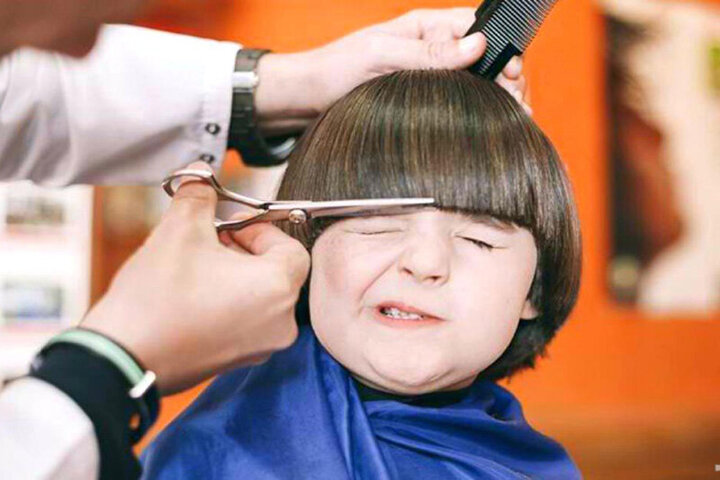 اقدام عجیب و جالب آرایشگر برای گریه نکردن کودک هنگام اصلاح / فیلم