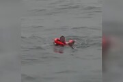 نجات مرد چینی که دو روز روی آب شناور بود! / فیلم
