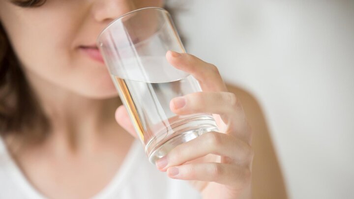 فواید نوشیدن روزانه ۲ لیتر آب برای سلامت بدن