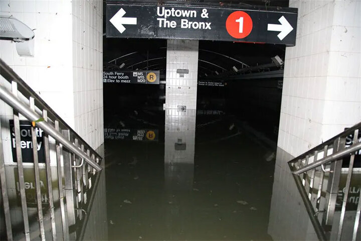 به زیر آب رفتن ایستگاه مترو لندن به دلیل وقوع سیل / فیلم