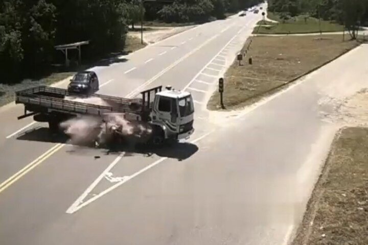 ویدیو دلخراش از تصادف مرگبار موتورسیکلت با کامیون / فیلم