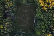 تصاویر هوایی از زمین فوتبال زیبا در دل جنگل / فیلم