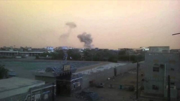 بمباران مناطقی در یمن از سوی جنگنده‌های ائتلاف سعودی 