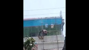 ویدیو دردناک از لحظه خشک شدن کارگر هندی به دلیل برق گرفتگی