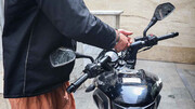 لحظه سرقت عجیب موتورسیکلت در خیابان /  فیلم
