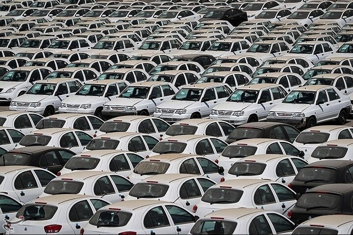 ماندن ۱۴۰ هزار خودرو در پارکینگ خودروسازان زیبنده نیست
