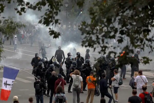 درگیری پلیس فرانسه با معترضان به محدودیت‌های کرونایی 