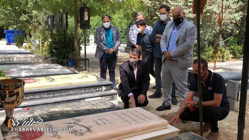 عکس| حضور گل‌محمدیو سمیعی بر مزار درگذشتگان پرسپولیس