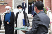لحظه تحویل دفتر ریاست جمهوری به رییسی توسط روحانی / فیلم