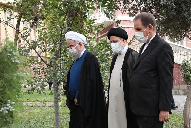 روحانی دفتر ریاست‌جمهوری را تحویل رییسی داد