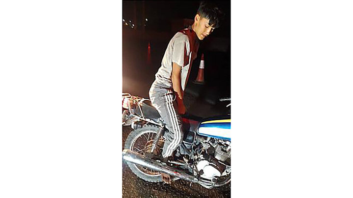 حادثه دلخراش در تهران / گیر کردن پای پسر نوجوان در بین چرخ موتور / عکس