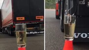 ویدیو دیدنی از مهارت عجیب راننده تریلی در انداختن چای کیسه‌ای به داخل لیوان آب جوش!