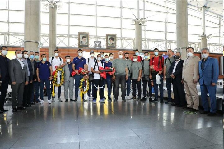 بازگشت ملی پوشان والیبال به ایران | حضور معاونان و مدیران بانک گردشگری در مراسم استقبال