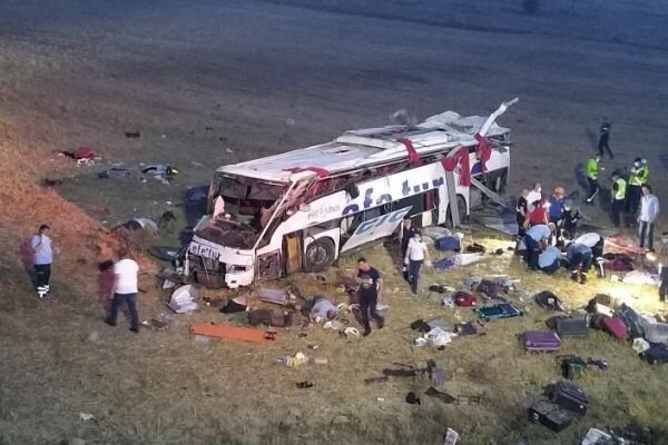 مرگ ۱۴ نفر بر اثر واژگونی اتوبوس در ترکیه 