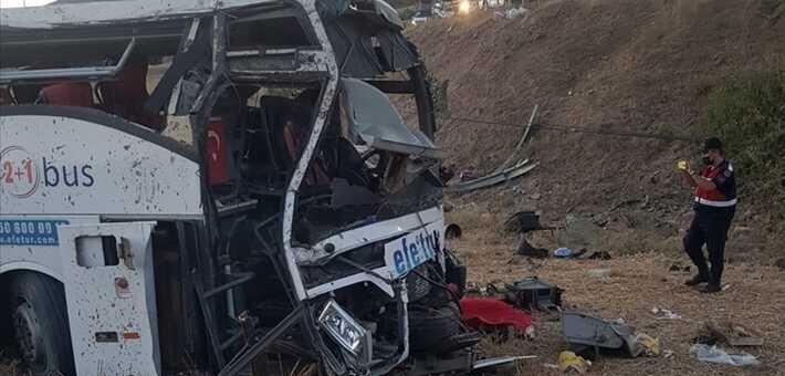 تصادف خونین اتوبوس مسافربری در ترکیه / ۱۵ نفر کشته شدند