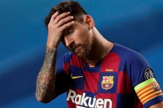  لحظه مچاله شدن عکس مسی مقابل ورزشگاه بارسلونا / فیلم
