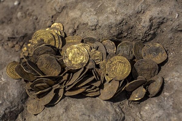 کشف ۶۳ سکه ساسانی در شهرستان ایوان