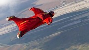 پرواز عجیب مرد پرنده بر فراز آسمان پیست اسکی / فیلم