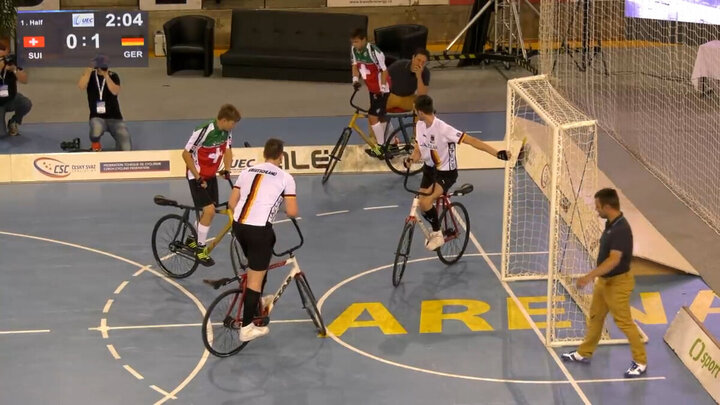 ویدیو تماشایی از مسابقه فوتبال با دوچرخه بین آلمان و سوییس